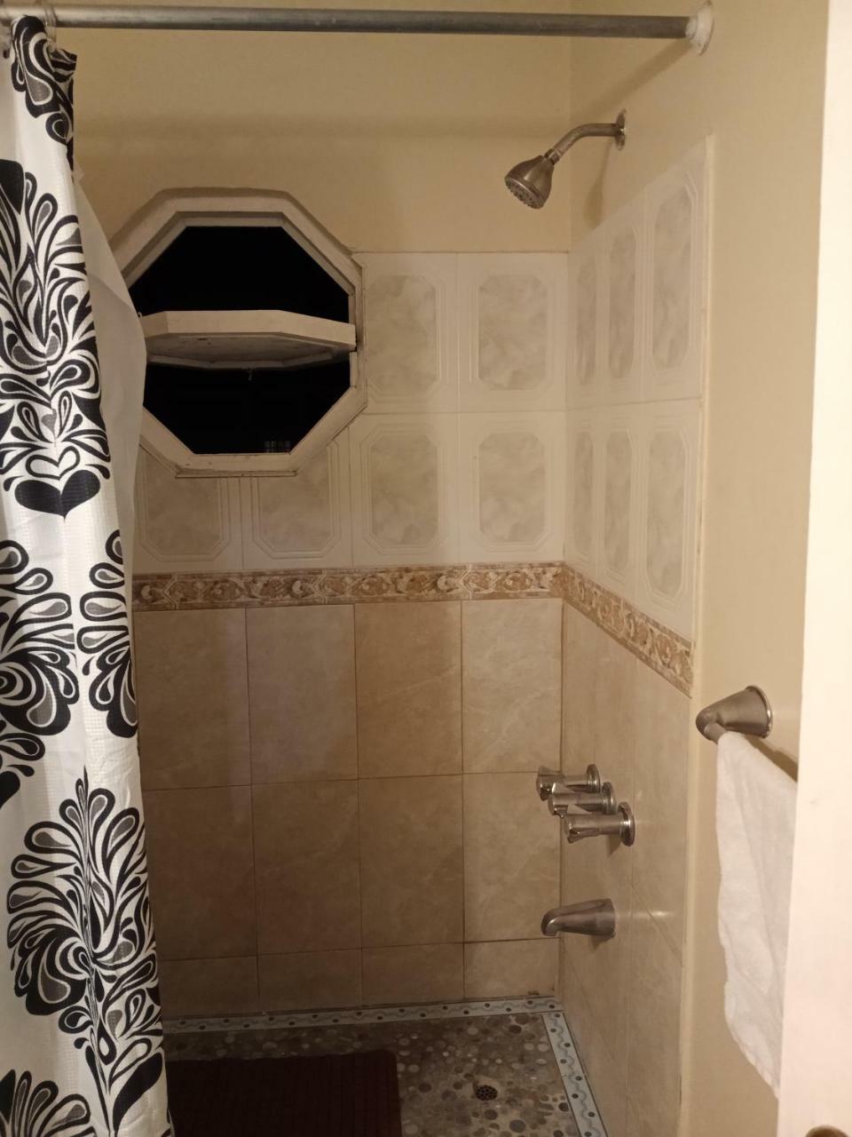 Oaklands Oasis Apartment Kingston Luaran gambar